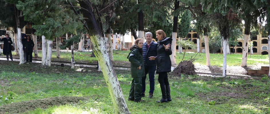 LA ALCALDESA DE OSUNA EVALUA LOS DAÑOS OCASIONADOS POR EL TEMPORAL EN EL CEMENTERIO MUNICIPAL