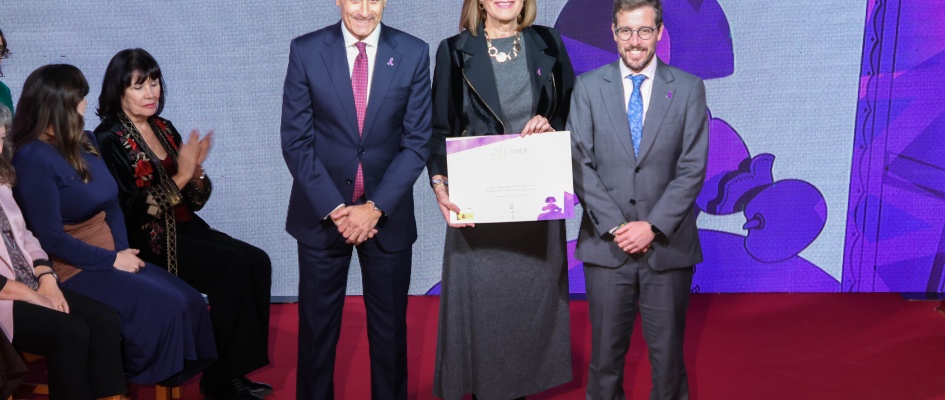 LA ALCALDESA DE OSUNA RECOGE EL PREMIO MENINA 2025 OTORGADO AL AYUNTAMIENTO POR SU COMPROMISO FIRME CONTRA LA VIOLENCIA DE GÉNERO